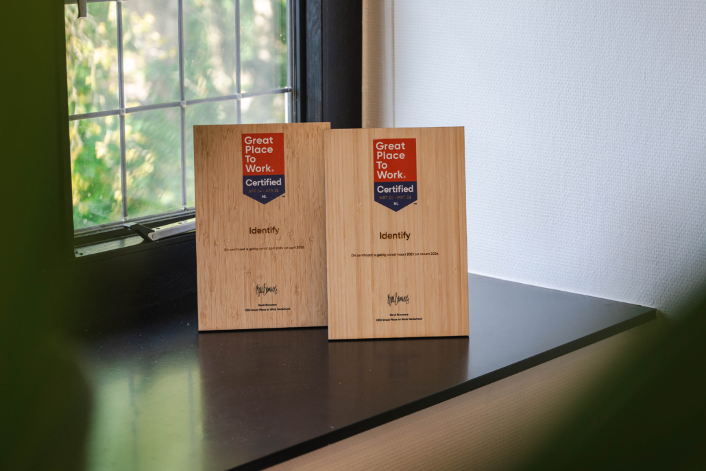 Identify certificaat 2025 en 2024 van Great Place To Work in het consultancy kantoor in Amersfoort