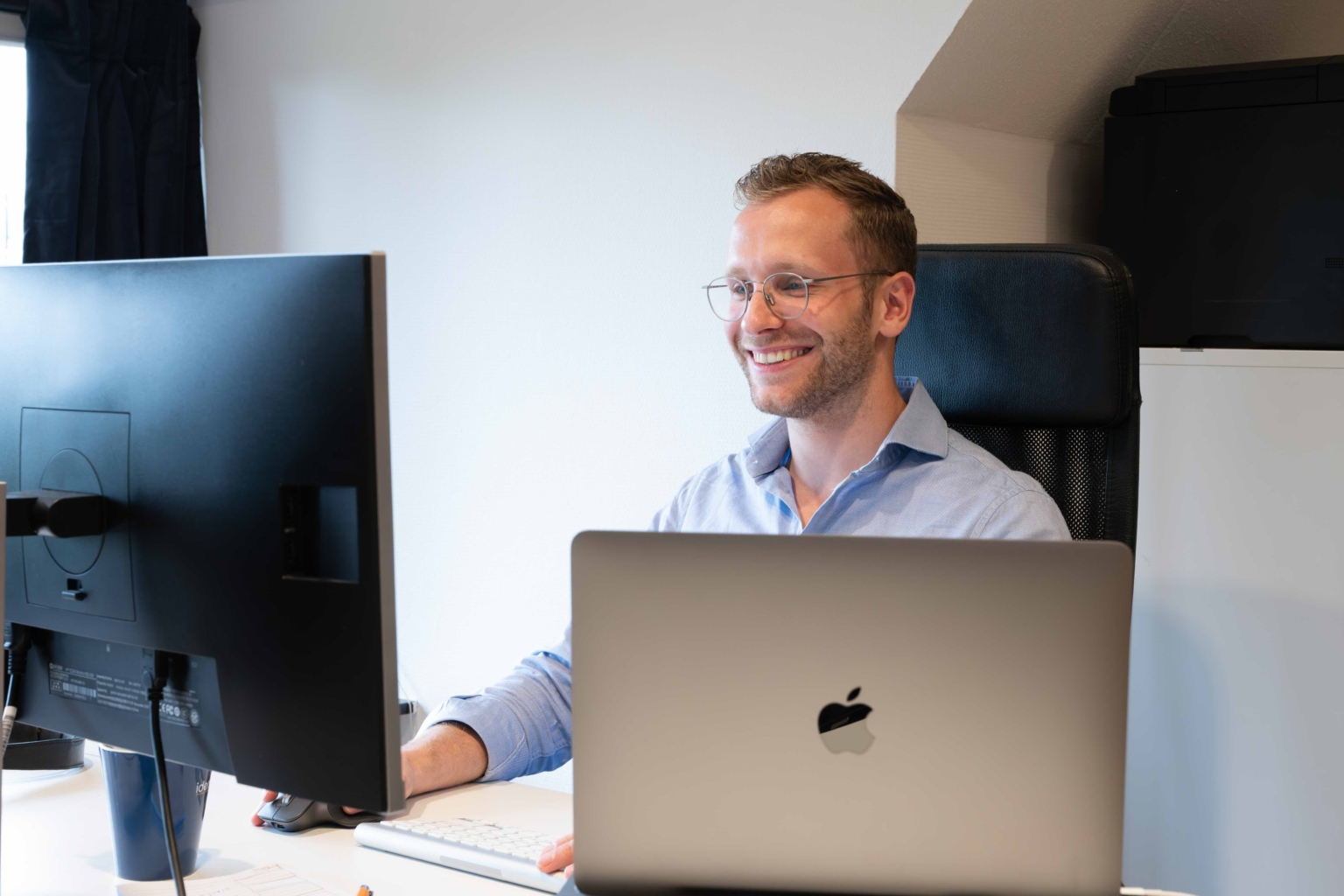 Collega van IT-consultancy bureau Identify in Amersfoort achter de computer aan het werk voor de kennis blog