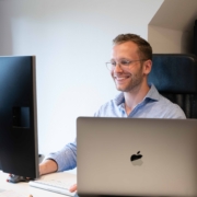 Collega van IT-consultancy bureau Identify in Amersfoort achter de computer aan het werk voor de kennis blog