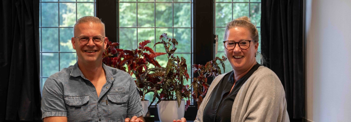 Vincent en Marleen namen namens IT consultancy Identify in Amersfoort de NEN4400 certificering in ontvangst