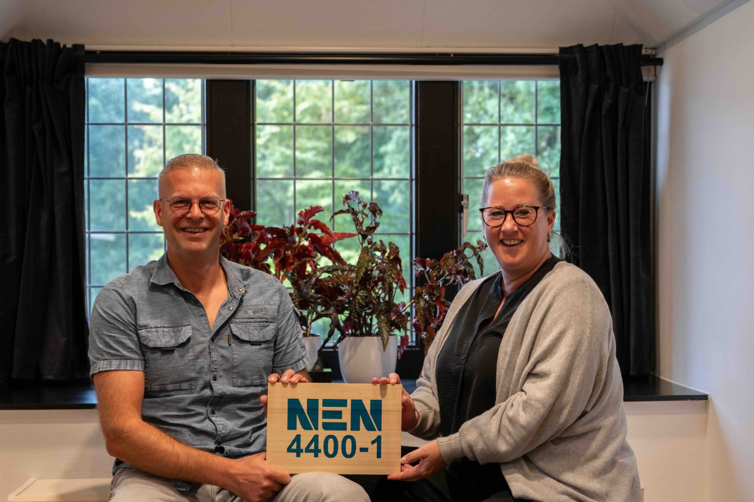 Vincent en Marleen namen namens IT consultancy Identify in Amersfoort de NEN4400 certificering in ontvangst