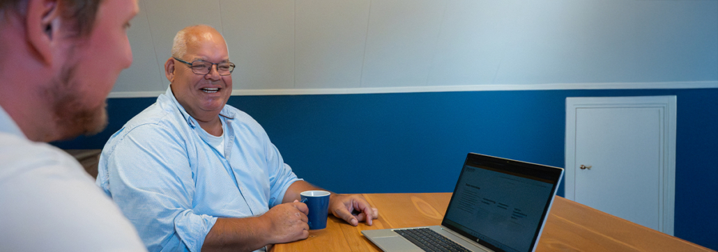 Test consultant in gesprek over de toekomst van software testen en AI op kantoor Identify Amersfoort