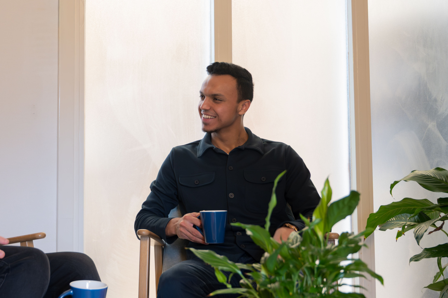 Test consultant in gesprek met Business Analist over laat opsporen van bugs, test automation en AI