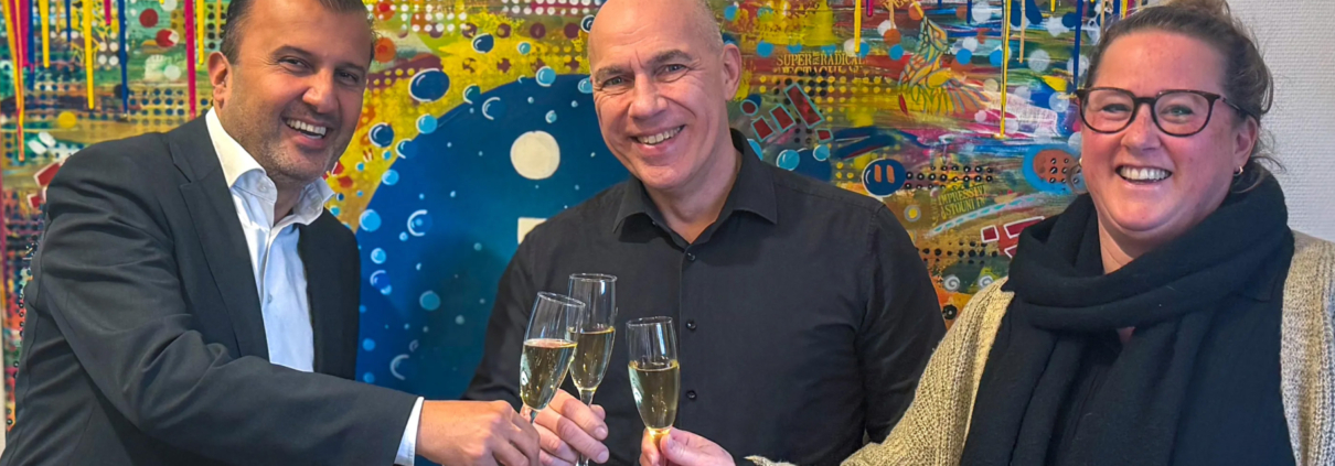 Identify en QRC Group tekenen officieel een strategische samenwerking. Shahrooz Safarghandi (CEO QRC) en Bart Watertor en Marleen Kleijn van de directie van Identify vieren het samen op kantoor in Amersfoort.