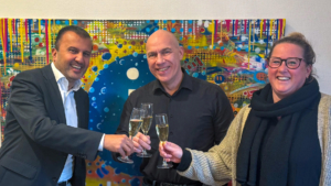 Identify en QRC Group tekenen officieel een strategische samenwerking. Shahrooz Safarghandi (CEO QRC) en Bart Watertor en Marleen Kleijn van de directie van Identify vieren het samen op kantoor in Amersfoort.