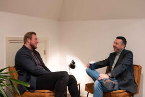 Scrum Master in gesprek over van code naar productie en agile werken in complexe overheid organisatie DUO
